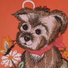 Chien avec fleur et papillon